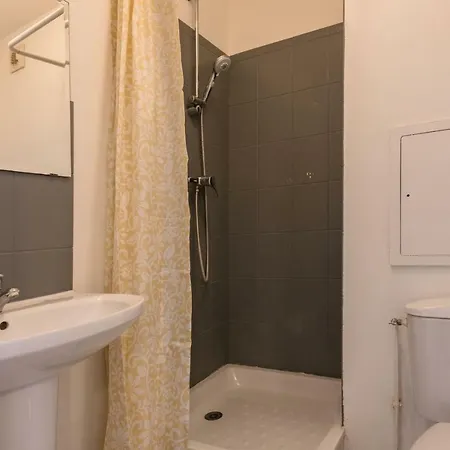 Standing In Disneyland Bmyguest Apartamento